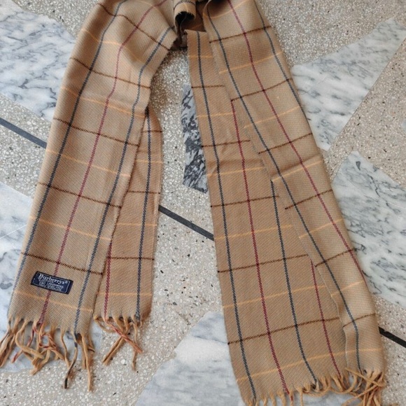 Burberry’s scarf - Picture 6 of 8